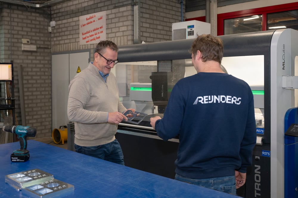 Op de werkvloer van Reijnders Graveer en Lasertechniek